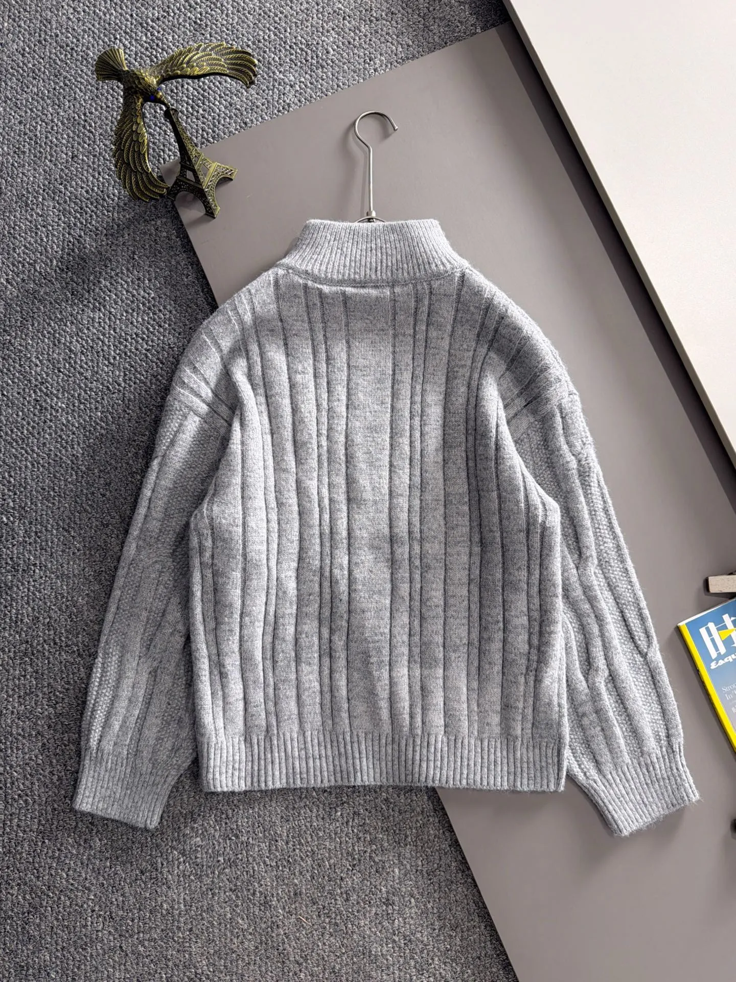 LP Loro Piana's latest knitted sweaters from the official website for autumn and winter 2026 are now on sale at the counter for Hot Sale! Specially made of wool blended fabric. It feels comfortable and can be directly in contact with the skin. The logo badge is exquisitely embroidered, which is extremely eye-catching! The details highlight the fashionable charm of big brands. Exquisite workmanship. Three-dimensional cutting style. The wearing effect is invincible and handsome! All three standards are complete! Sizes:M-3XL